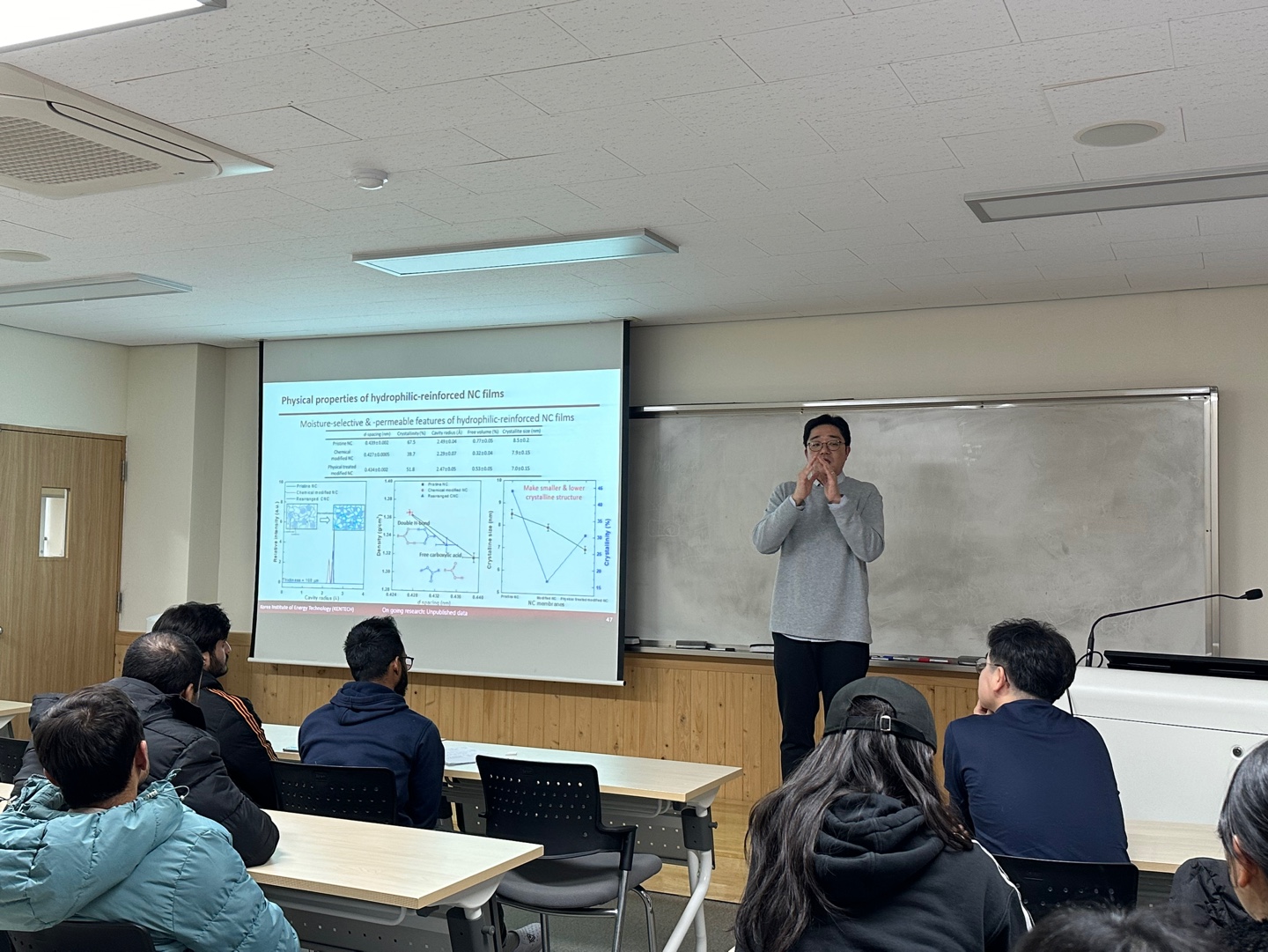 The first December's speaker, Prof. Hyo Won Kim (KENTECH, Department of Energy Engineering), gave an invited talk entitled ''Membrane-driven climate tech: Gas separation science" on the Jeonju campus. 대표이미지