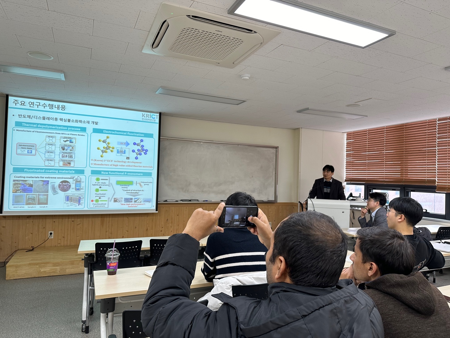 The second December's speaker, Dr. Ji-Hoon Baik (Korea Research Institute of Chemical Technology, Interface Material and Chemical Engineering Research Center), gave an invited talk entitled ''Industrial fluoropolymer synthesis processes and perfluorinated compounds' treatment processes" to the ASEM members on the Jeonju campus. 첨부 이미지