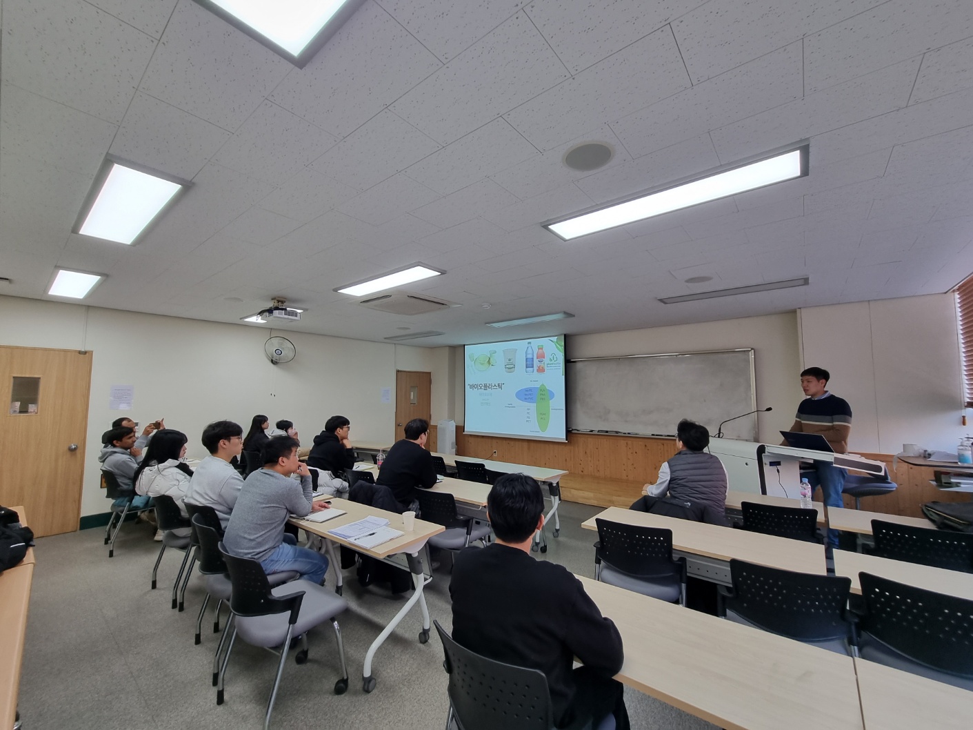 The fourth December's speaker, Prof. Jaewook Myung (Department of Civil and Environmental Engineering, KAIST), gave an invited talk entitled ''Bioplastics as Ocean-Conscious Alternatives" to the ASEM members on the Jeonju campus. 첨부 이미지